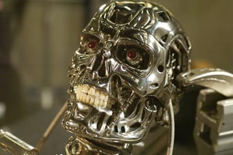 Szene aus "Terminator 3: Rise of the Machines": Der Film beschreibt eine Zukunft, in der eine übermächtige Künstliche Intelligenz die Herrschaft übernimmt.