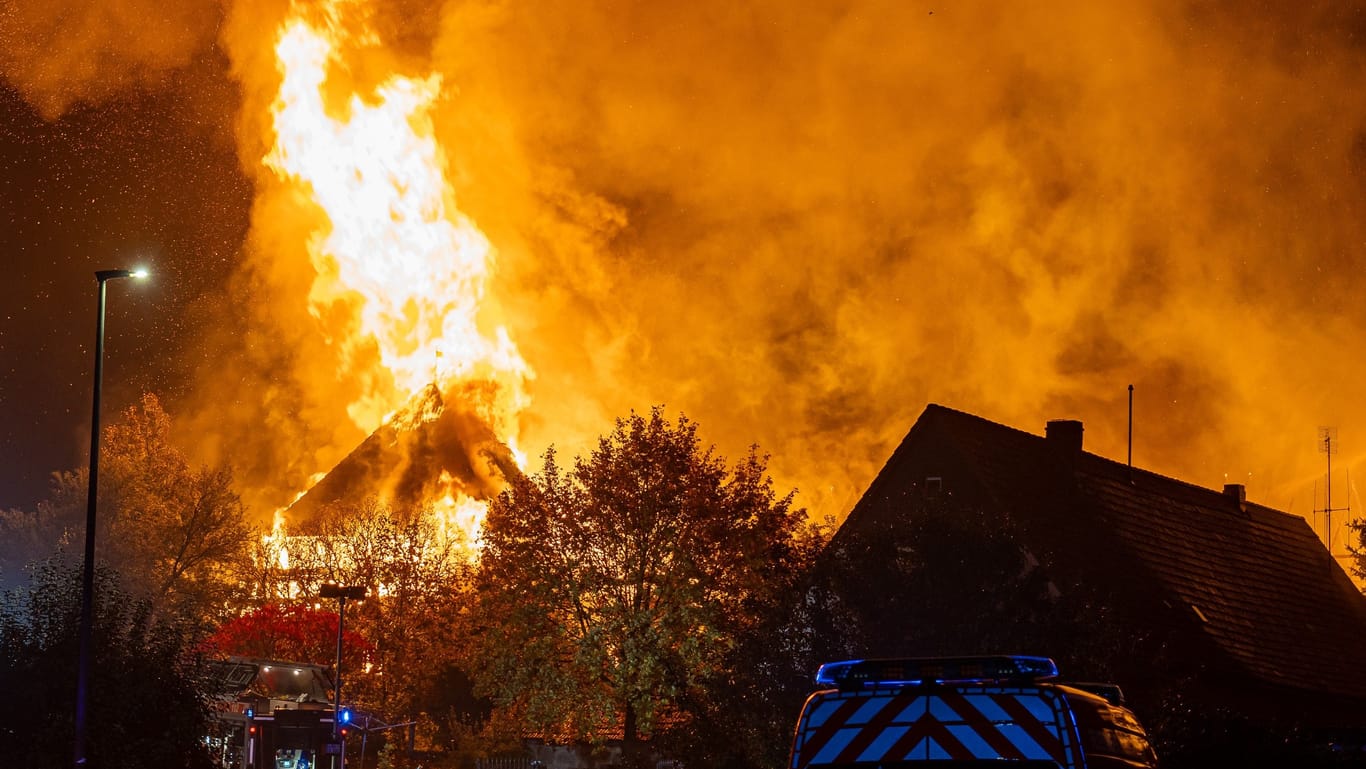 Ein Bauernhof im Landkreis Bamberg stand komplett in Vollbrand: Meterhohe Flammen schlugen aus dem Gehöft.