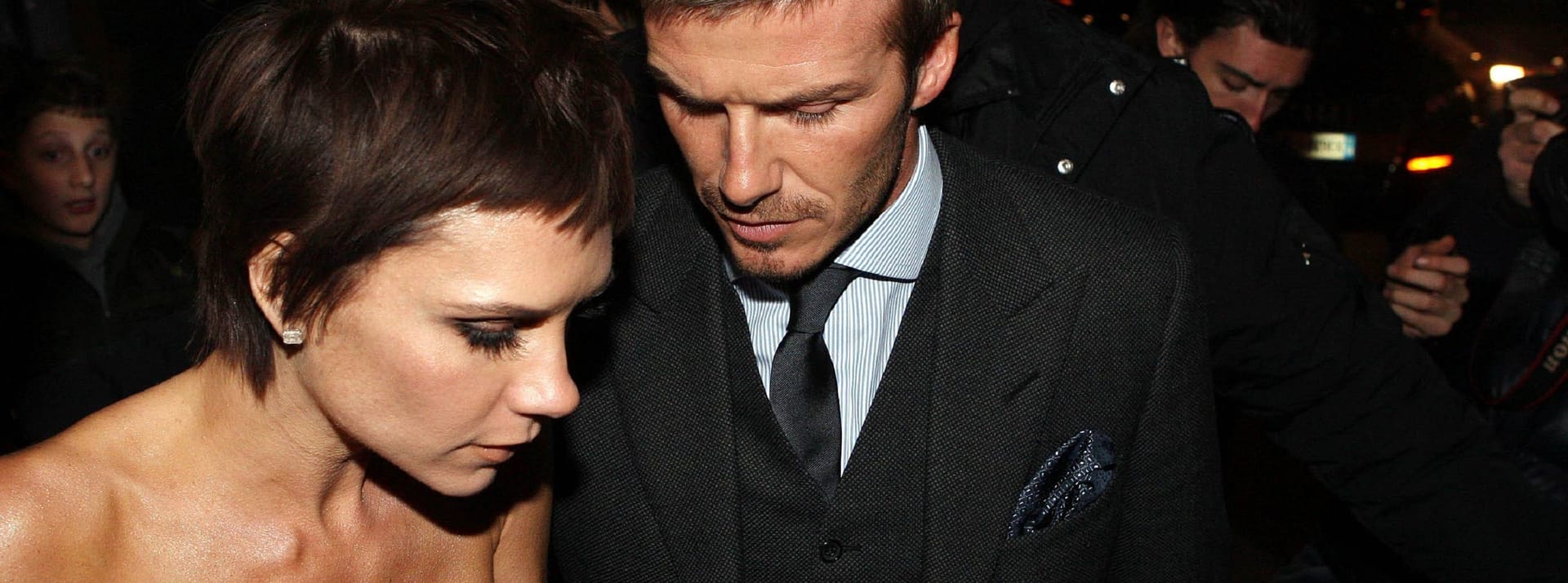 Top gestylt: David Beckham glänzte im Anzug, seine Ehefrau im schulterfreien Kleid mit neuem Pixie.