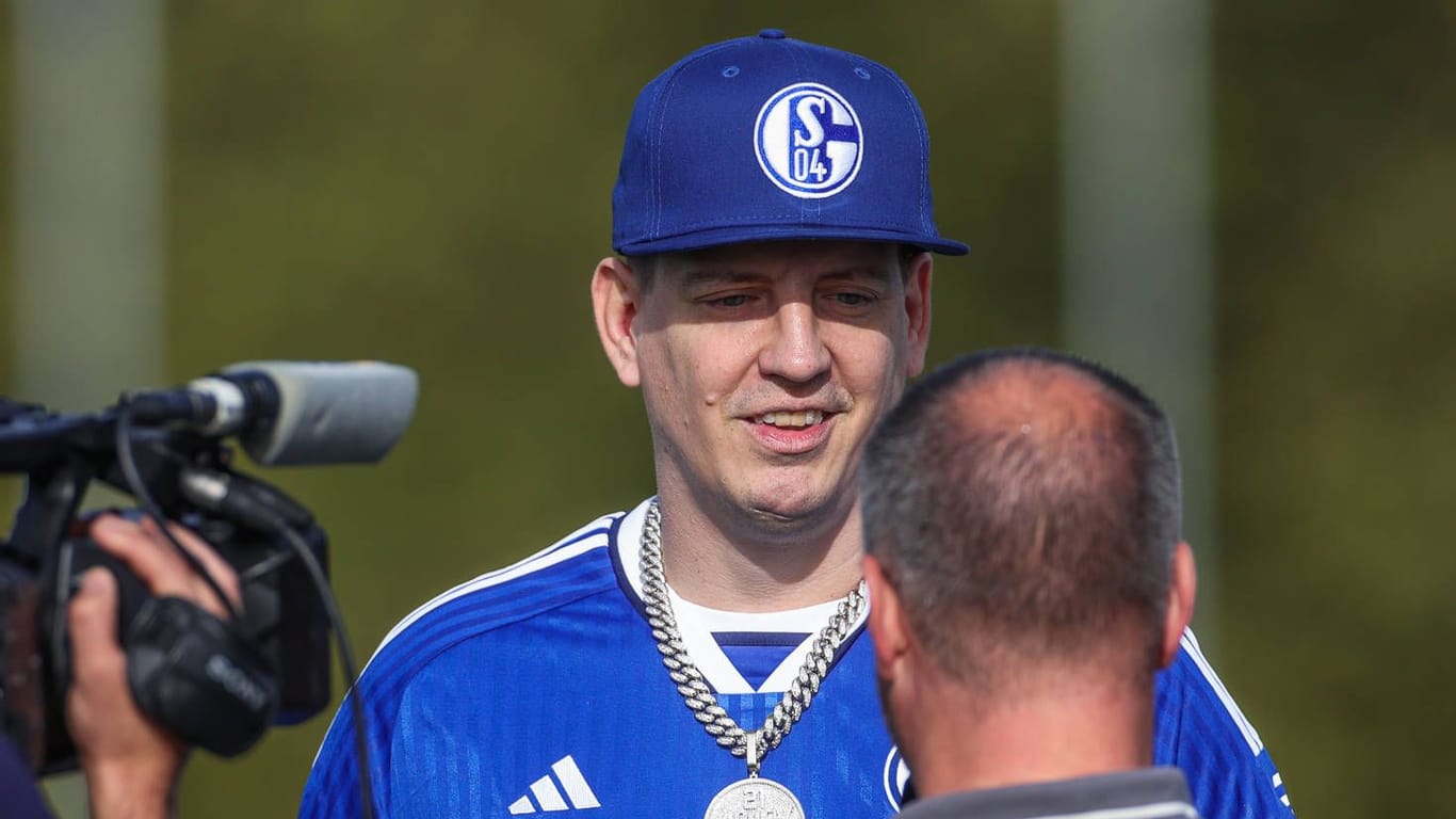 Money Boy im Schalke-Outfit: Am Dienstag schaute er beim Mannschaftstraining vorbei.