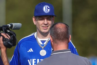 Money Boy im Schalke-Outfit: Am Dienstag schaute er beim Mannschaftstraining vorbei.