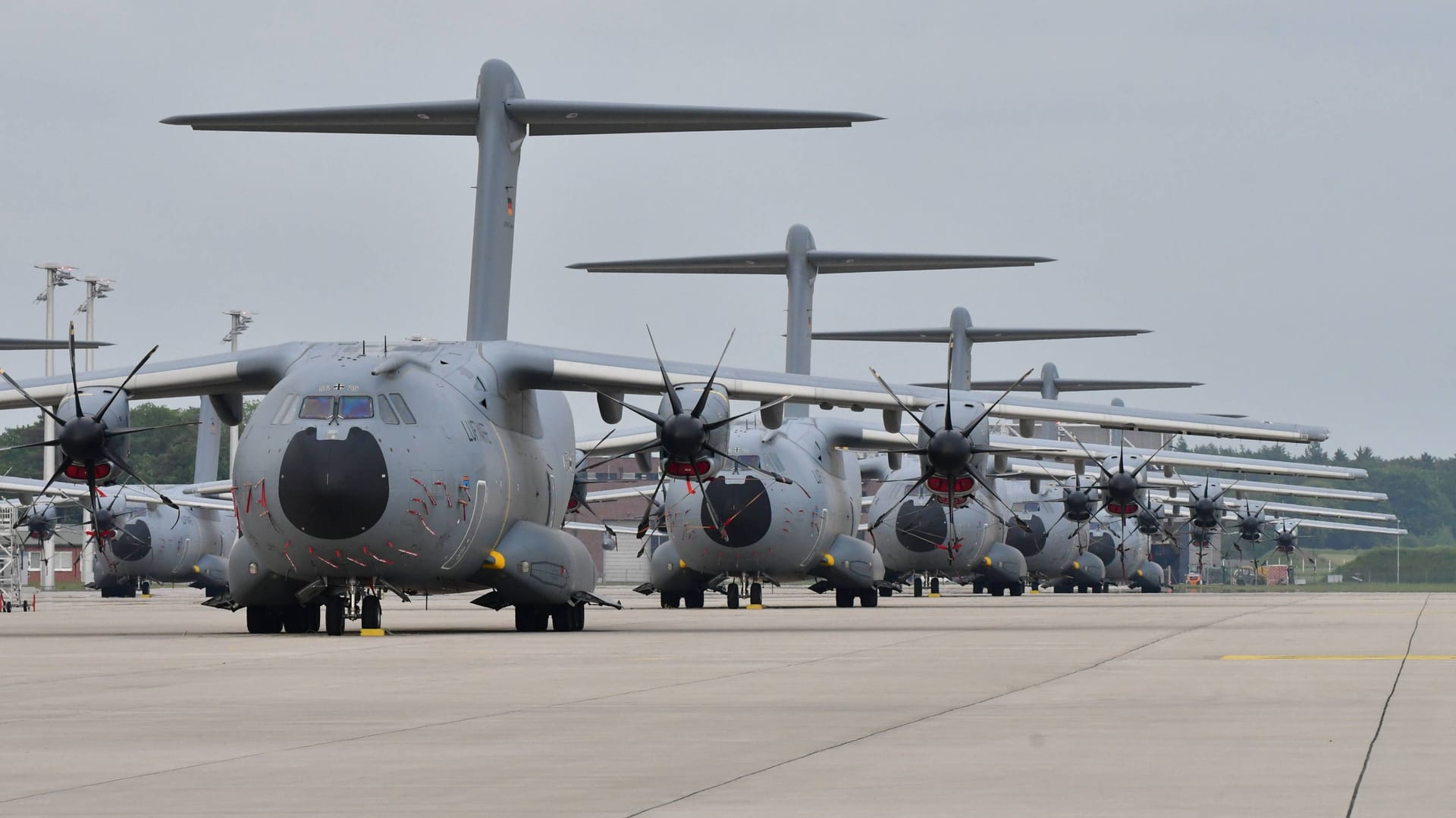 Mehrere Airbus A 400 M auf dem Vorfeld des Fliegerhorst Wunstorf (Archivbild).