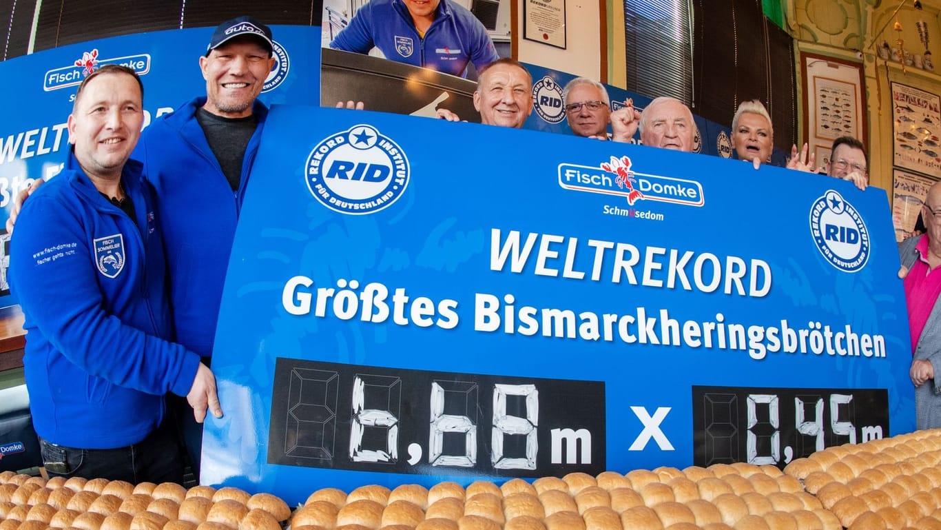 Fischbrötchen-Weltrekord mit prominenter Unterstützung: Der frühere Profiboxer Axel Schulz (zweiter von rechts) war am Sonntag in Heringsdorf auch dabei.