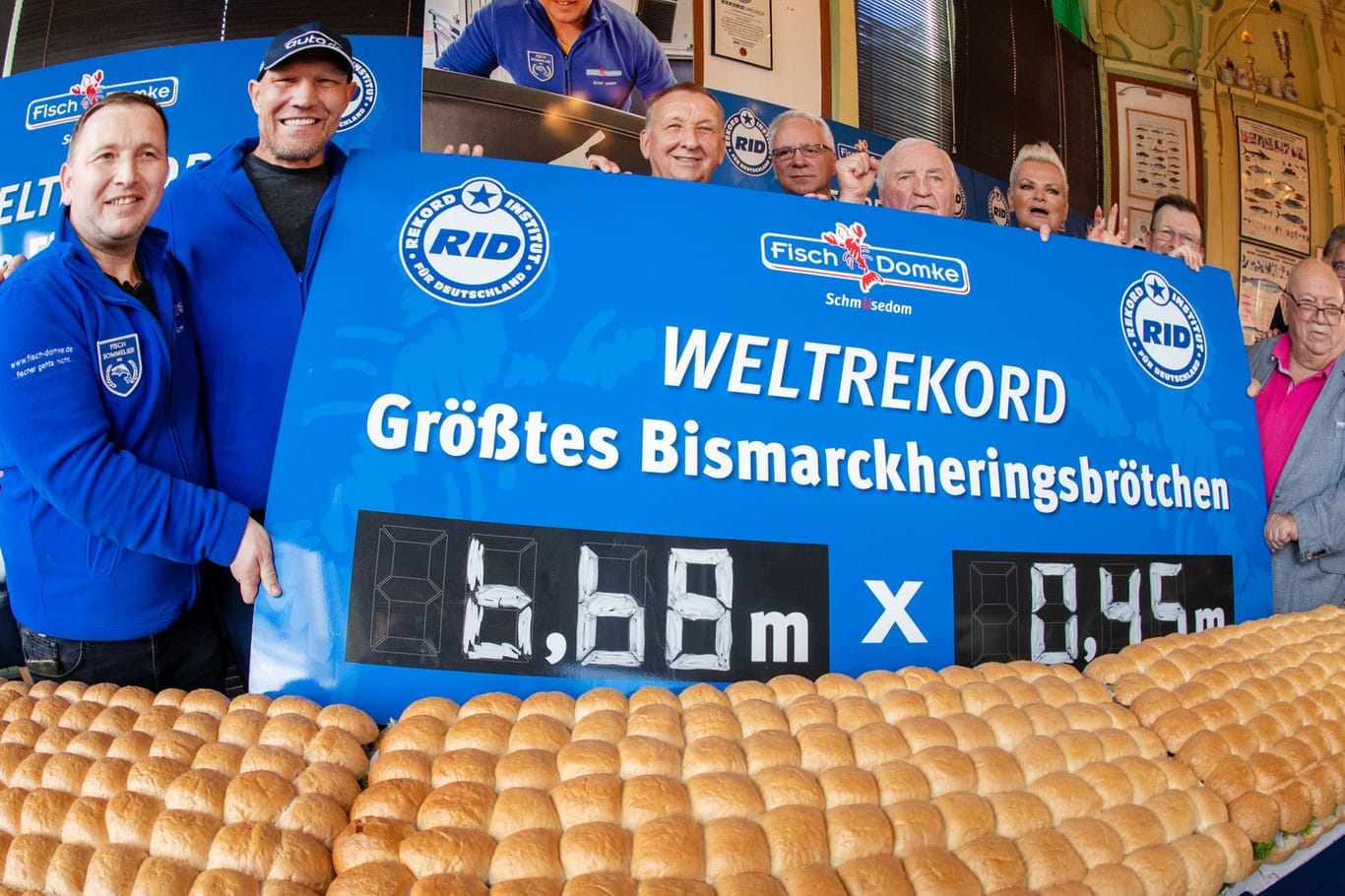Fischbrötchen-Weltrekord mit prominenter Unterstützung: Der frühere Profiboxer Axel Schulz (zweiter von rechts) war am Sonntag in Heringsdorf auch dabei.