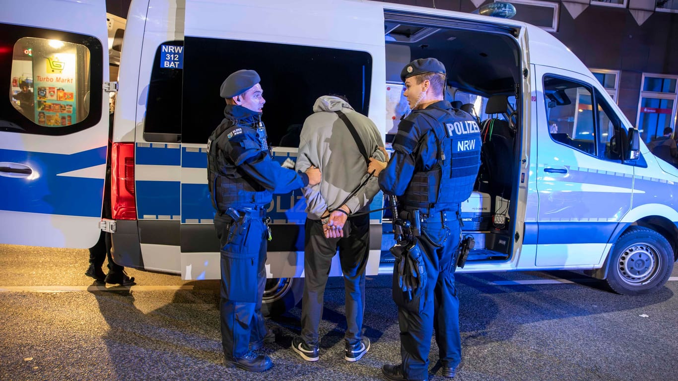 Festnahme bei Demo in Duisburg: Die Polizei sprach von einem weitgehend ruhigen Abend.