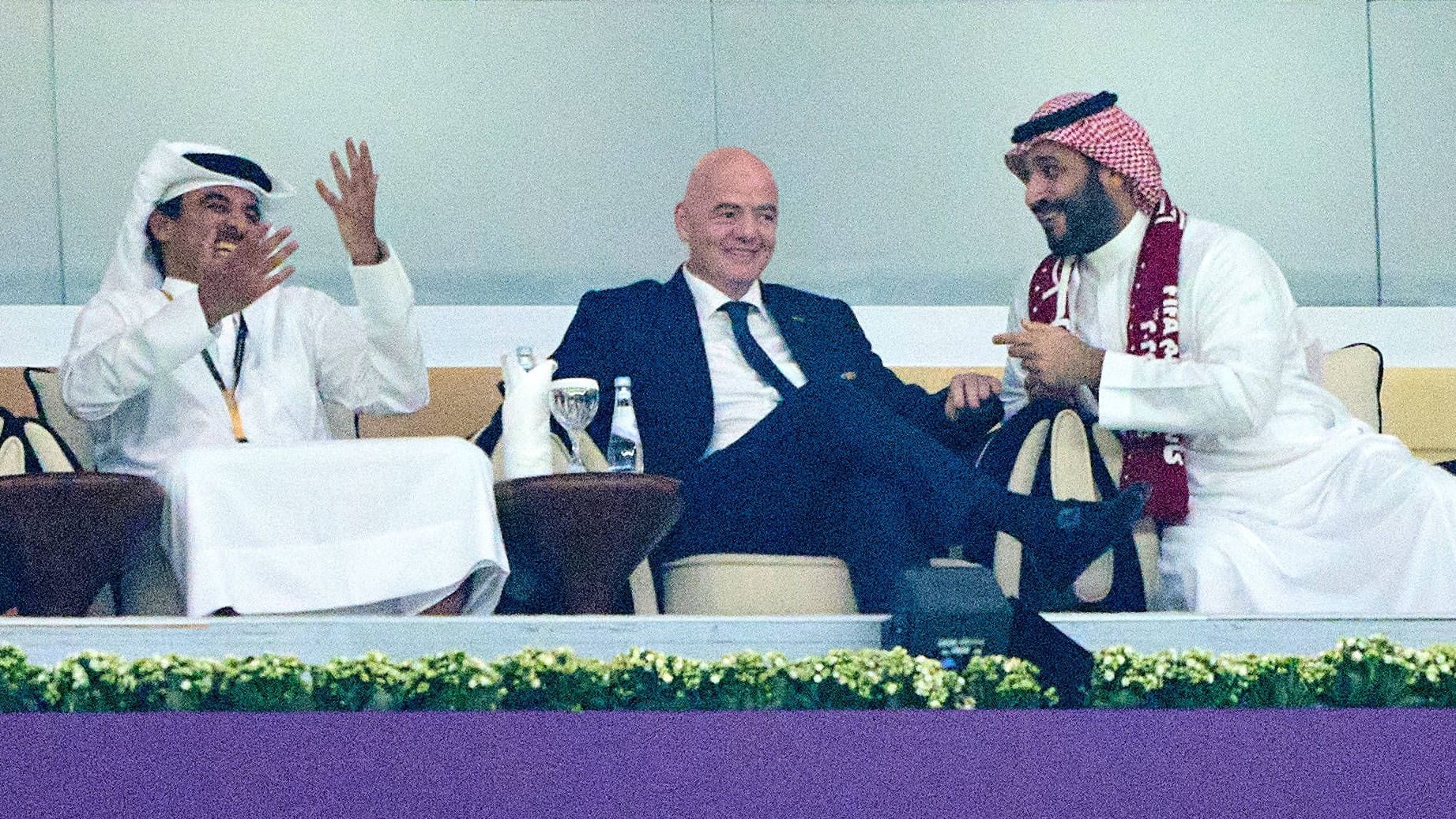 Gianni Infantino (m.) verfolgte das Eröffnungsspiel der WM 2022 mit dem katarischen Emir (l.) und dem saudischen Kronprinzen (r.).