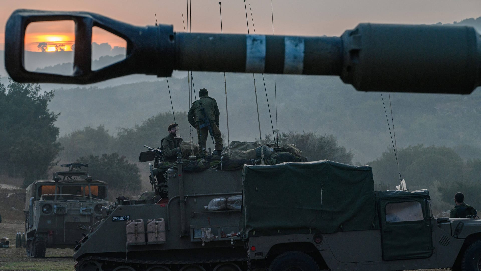 Panzer der israelischen Armee (Archivbild): Nicht nur an der Grenze zum Gazastreifen greift die Hamas an, von Norden nimmt die Hisbollah Israel unter Beschuss.