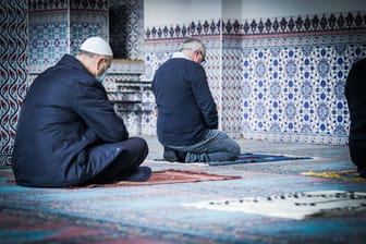 Muslime beten in der Moschee in Bochum (Symbolbild): Am Freitag besuchen Vertreter der jüdischen Gemeinde die Moschee.