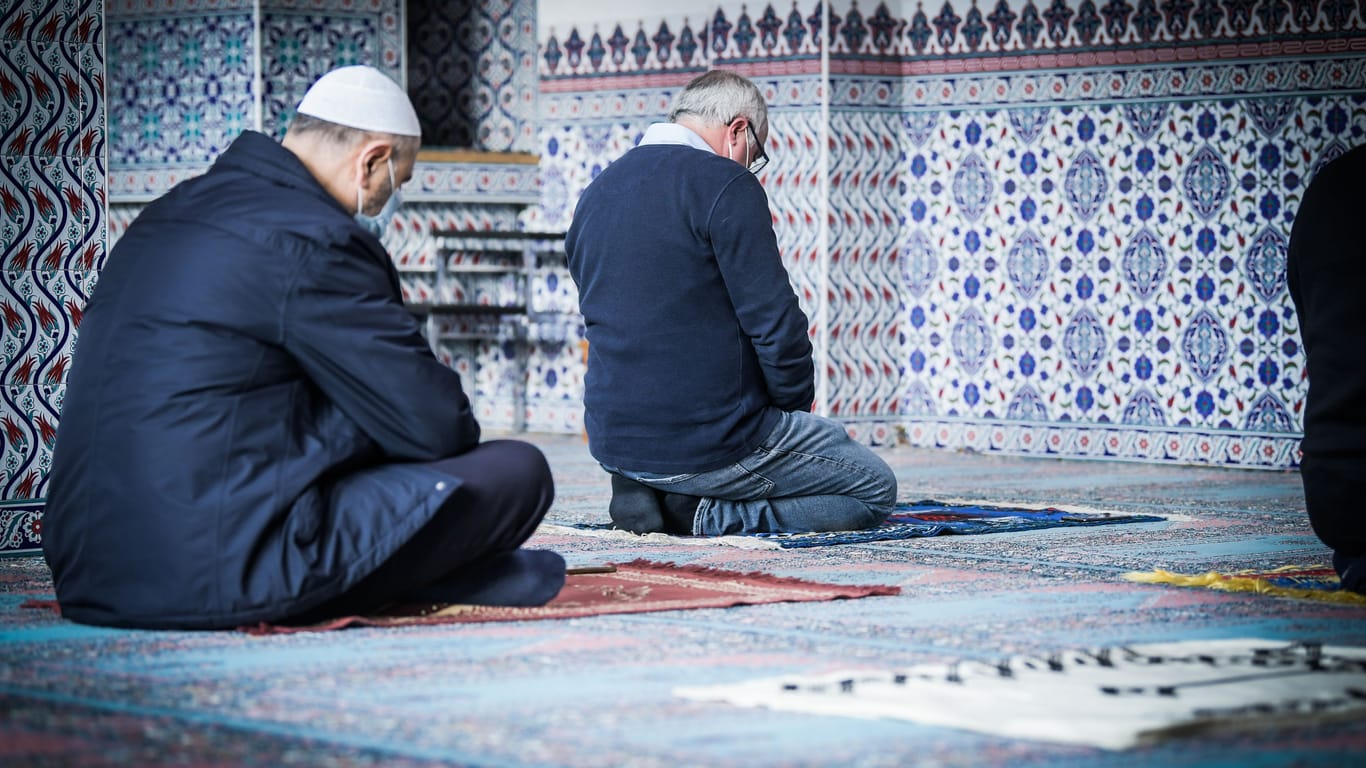 Muslime beten in der Moschee in Bochum (Symbolbild): Am Freitag besuchen Vertreter der jüdischen Gemeinde die Moschee.