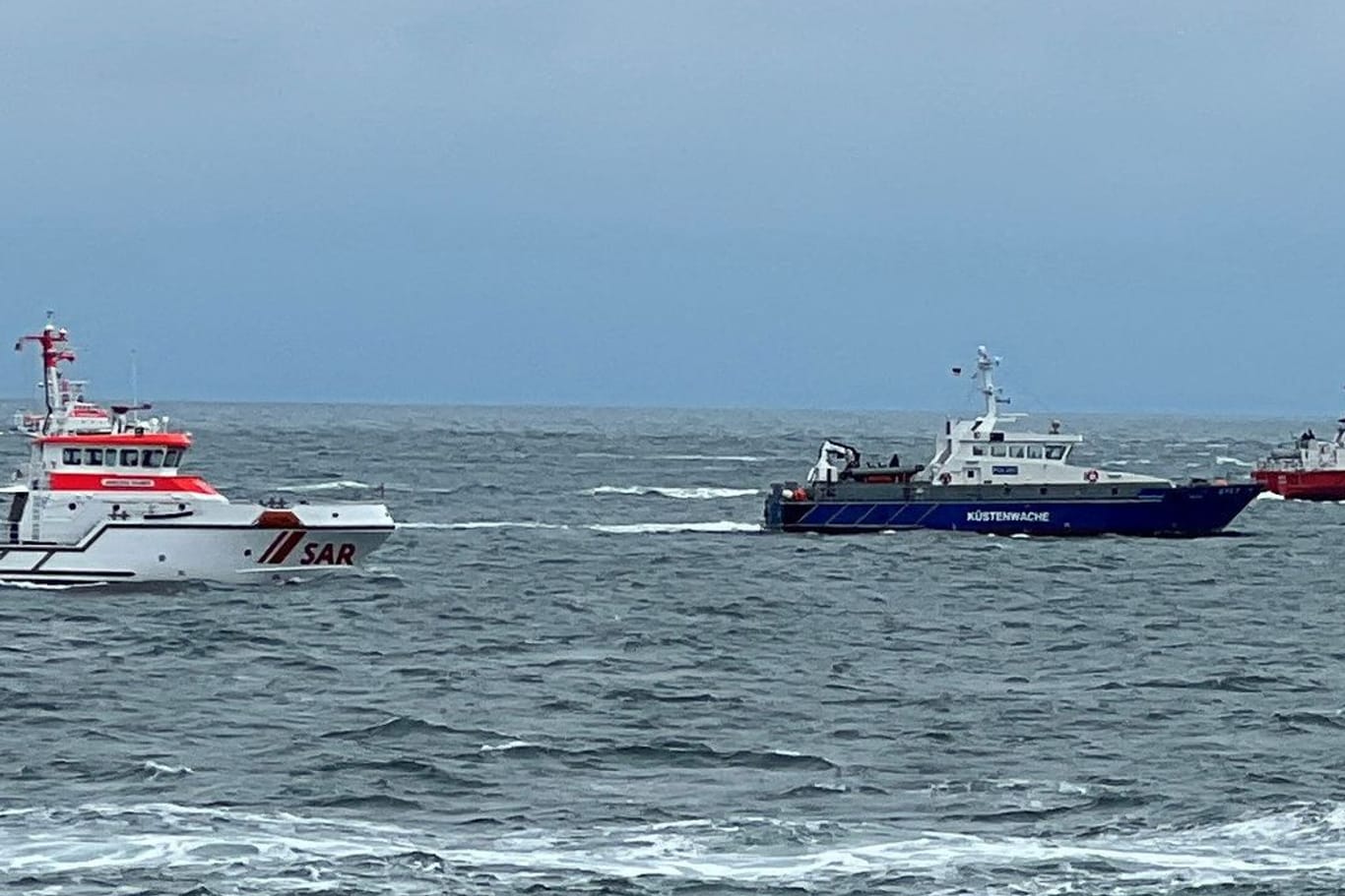 Rettungsschiffe auf der Suche nach den vermissten Seeleuten am Dienstag.