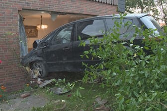 Ein Auto steckt im Wohnzimmer: Bei Bremen kam es am Donnerstag zu einem schweren Verkehrsunfall.