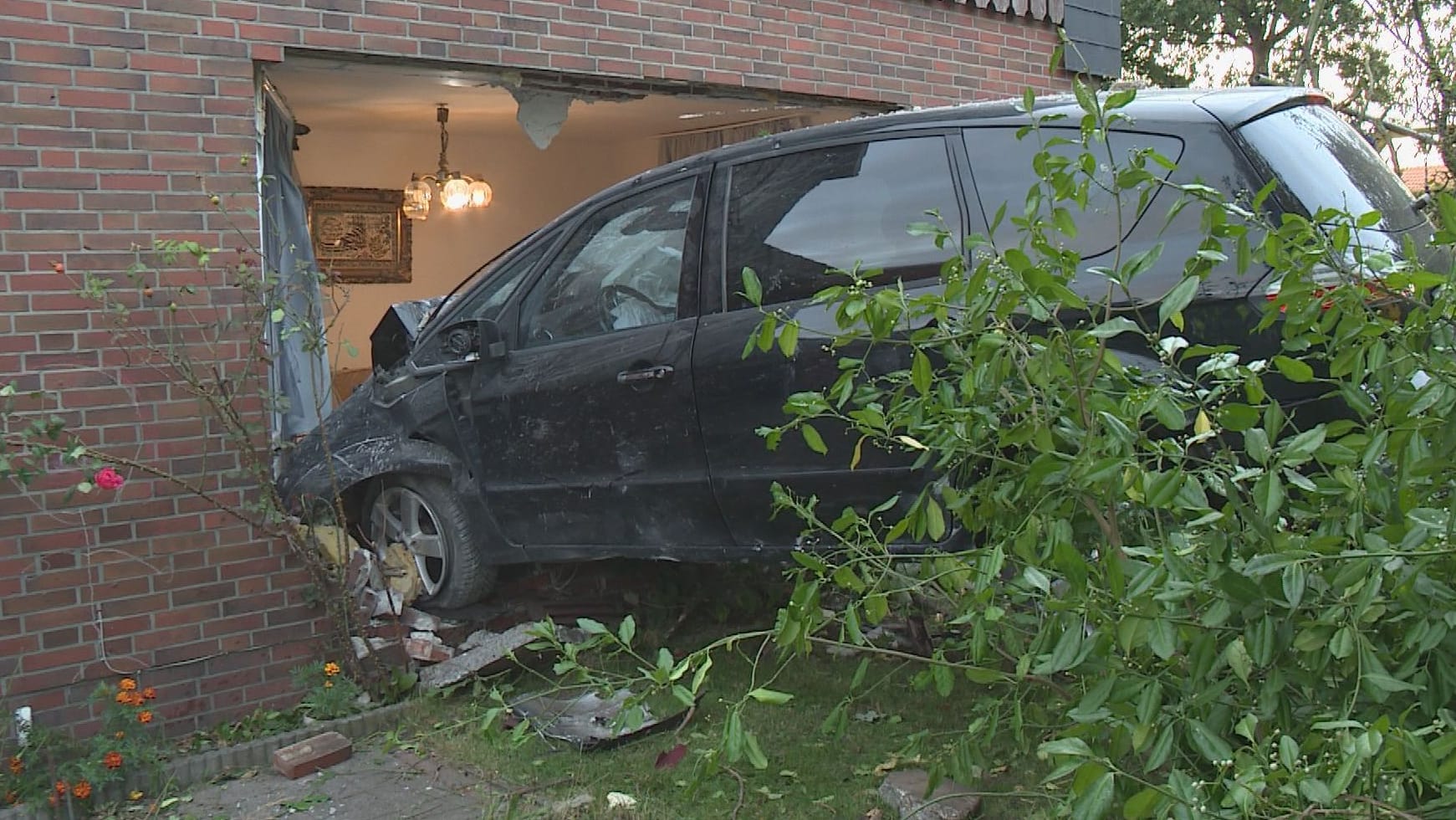 Ein Auto steckt im Wohnzimmer: Bei Bremen kam es am Donnerstag zu einem schweren Verkehrsunfall.