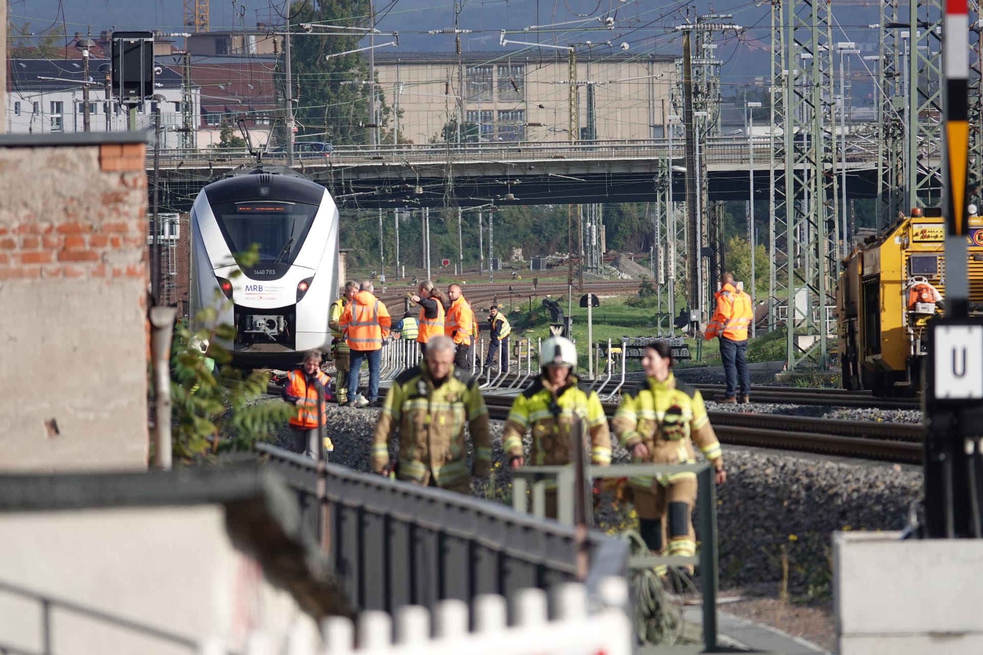 Einsatzkräfte sichern die Unfallstelle in Dresden: Alle 95 Fahrgäste mussten evakuiert werden.