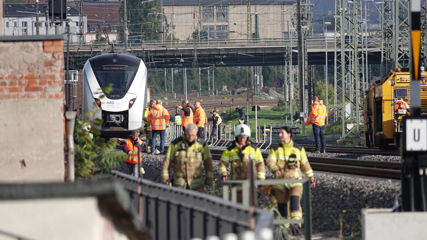 Einsatzkräfte sichern die Unfallstelle in Dresden: Alle 95 Fahrgäste mussten evakuiert werden.