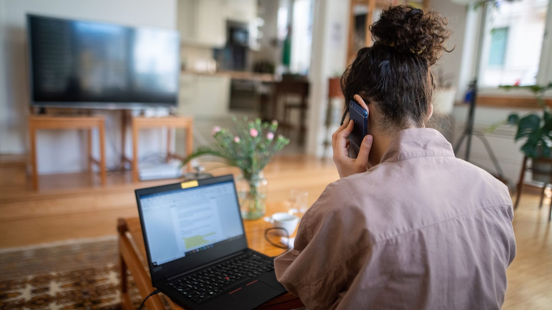 Eine Person vor dem Notebook Eine Person vor dem Notebook