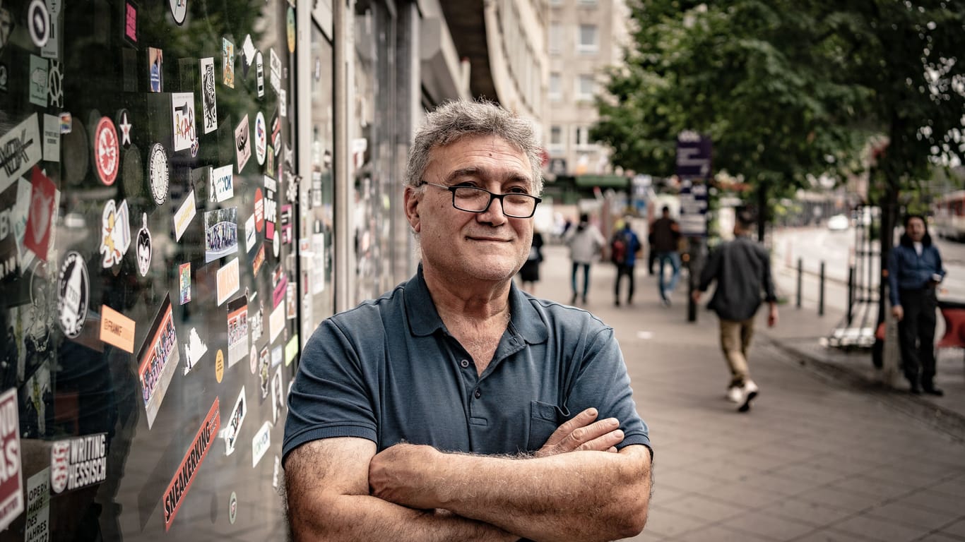 Nazim Alemdar, Chef des Kiosks Yok Yok im Bahnhofsviertel, kommt mit der Stadt Frankfurt ins Gespräch, und erklärt, warum er das Bahnhofsviertel liebt.