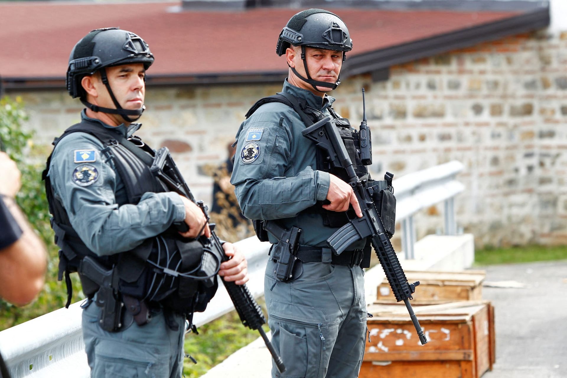 Polizisten im Kosovo (Archivbild): Auf die Patrouille gab es einen tödlichen Angriff.