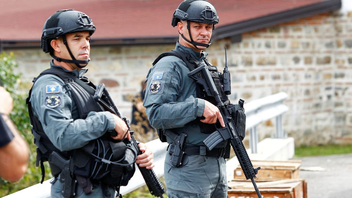 Polizisten im Kosovo (Archivbild): Auf die Patrouille gab es einen tödlichen Angriff.