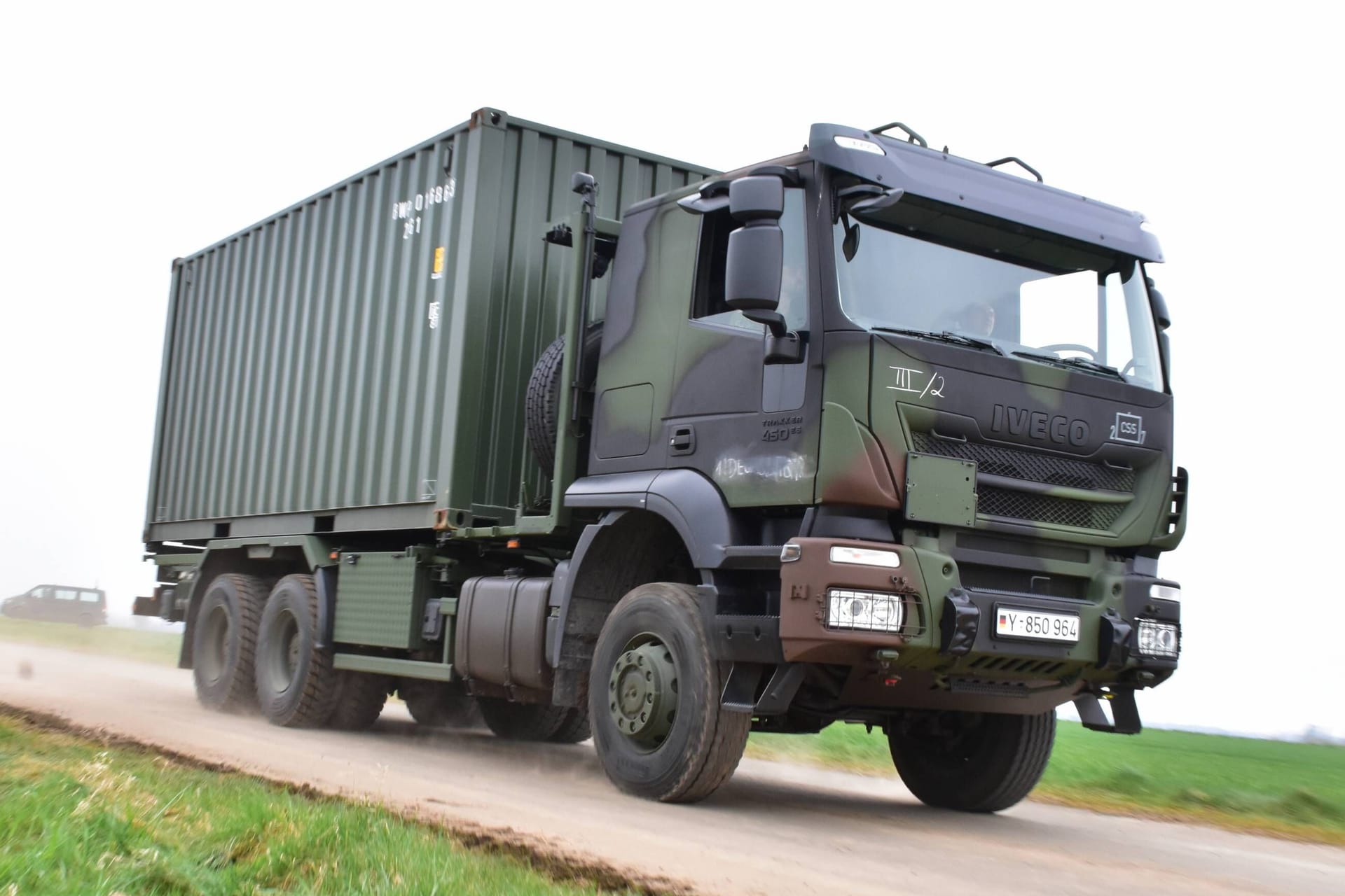 Ein Bundeswehr LKW während einer Übung (Archivbild): Am Rande eines Truppenübungsplatzes ist ein Fahrzeug von der Straße abgekommen.