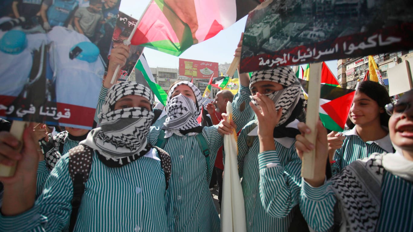 Palästinenser demonstrieren im Westjordanland gegen die israelische Besatzungspolitik und zeigen ihre Solidarität mit den Menschen in Gaza.