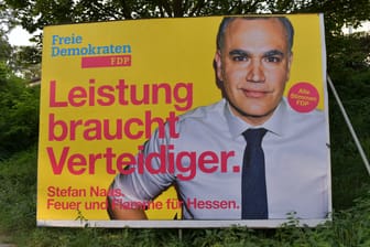 Ein solches Wahlplakat des hessischen FDP-Spitzenkandidaten Stefan Naas wurde fälschlicherweise auch in Oberbayern aufgehängt (Symbolbild).