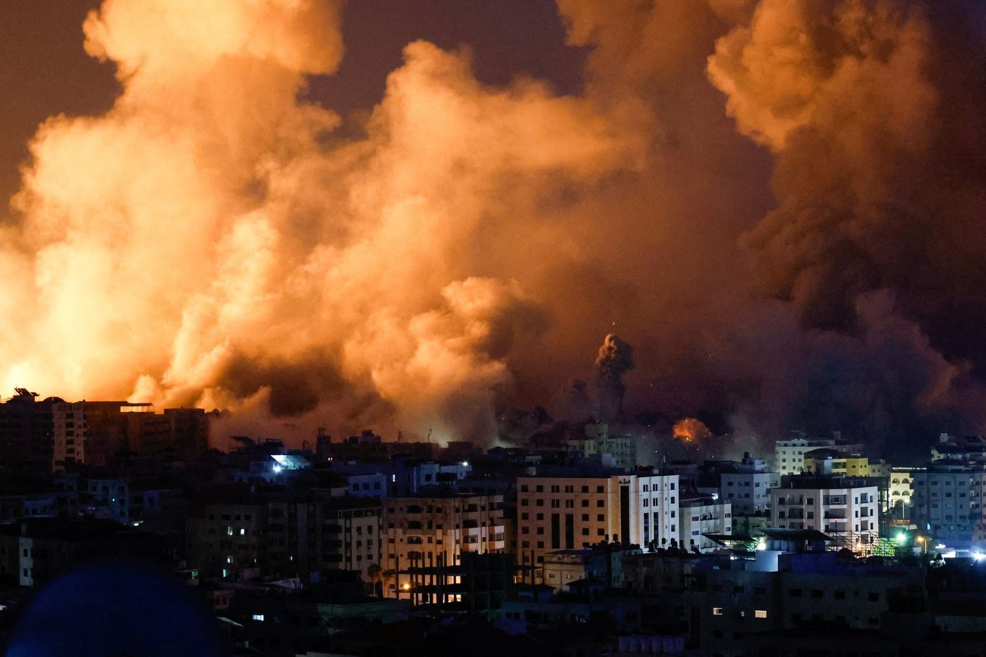 Die israelische Luftwaffe bombardiert Gaza.
