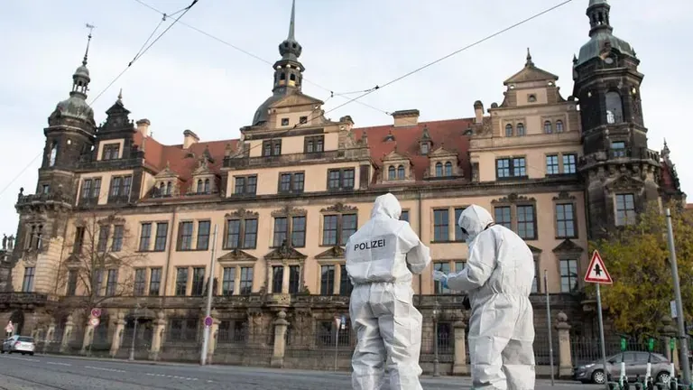 Zwei Mitarbeiter der Spurensicherung stehen vor dem Residenzschloss mit dem Grünen Gewölbe (Archivbild).