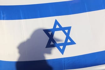 Die Flagge Israels auf eine Demonstration als Zeichen der Solidarität mit dem jüdischen Volk: Hamas-Terroristen haben das Land angegriffen.
