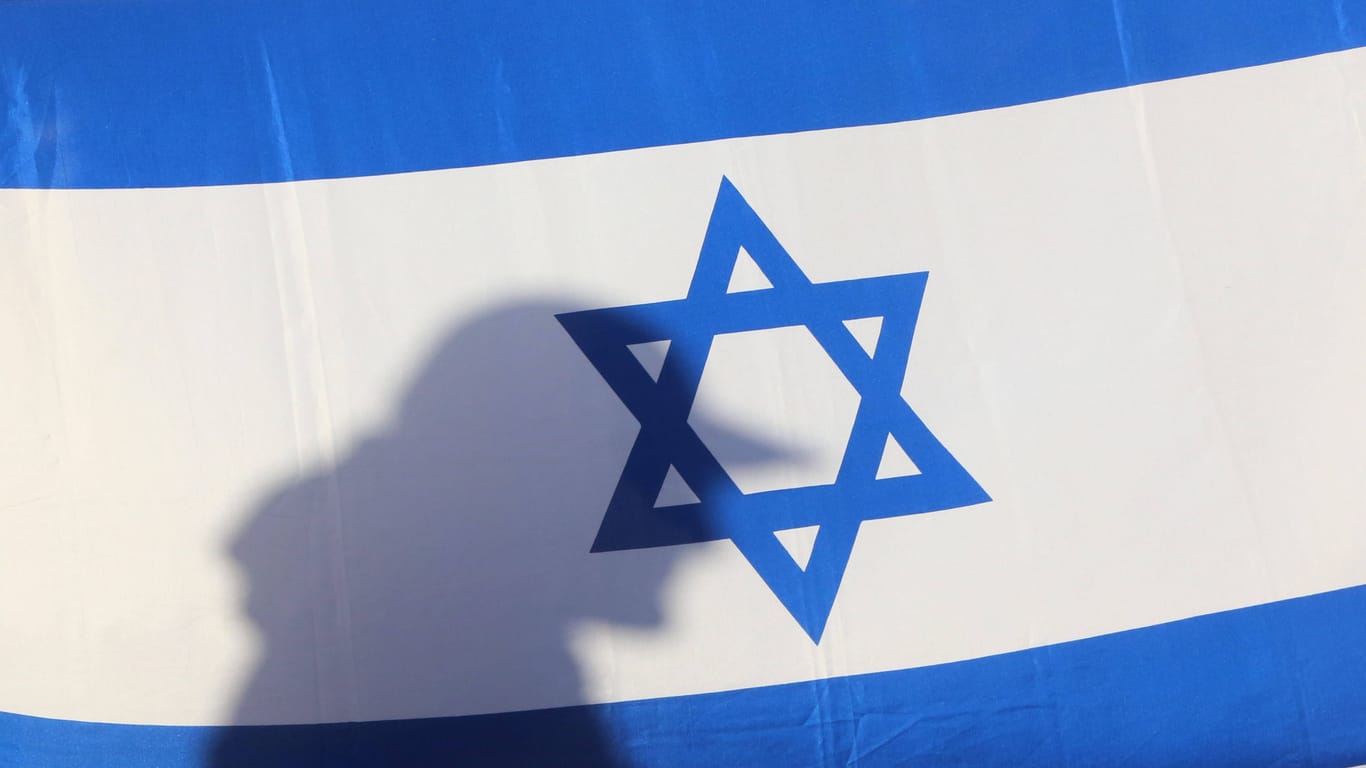 Die Flagge Israels auf eine Demonstration als Zeichen der Solidarität mit dem jüdischen Volk: Hamas-Terroristen haben das Land angegriffen.
