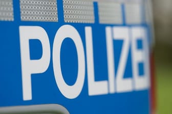 Ein Einsatzfahrzeug der Polizei (Symbolbild): Die gefundenen Knochen im Ahrtal stammen von einem Flutopfer, wie die Polizei Koblenz erklärt.