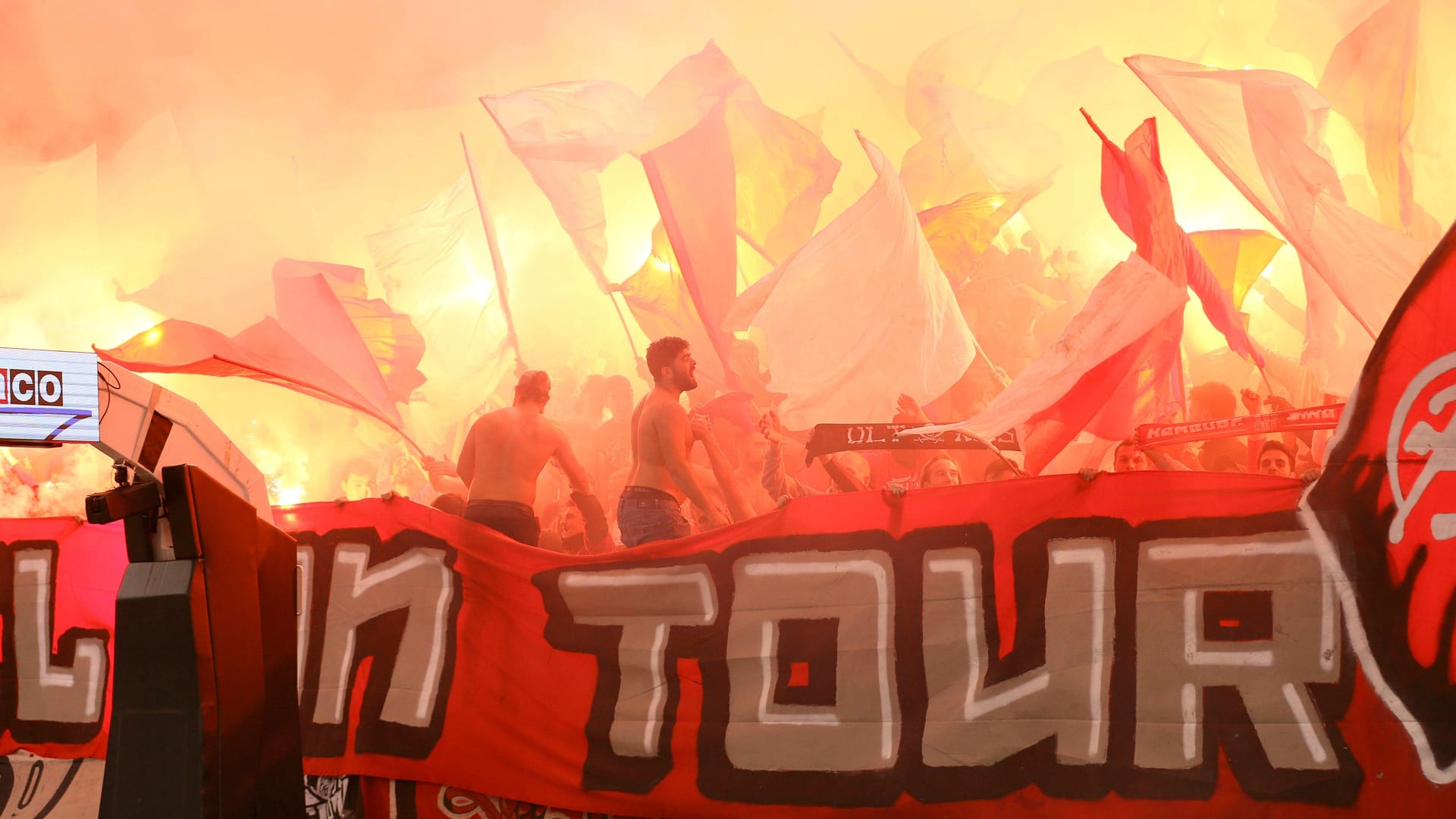 Fans feiern beim Euro League Spiel zwischen den Hamburg Towers und Hapaoel Tel Aviv: Solche Szenen wird es am Dienstag nicht geben. Fans feiern beim Euro League Spiel zwischen den Hamburg Towers und Hapaoel Tel Aviv: Solche Szenen wird es am Dienstag nicht geben.