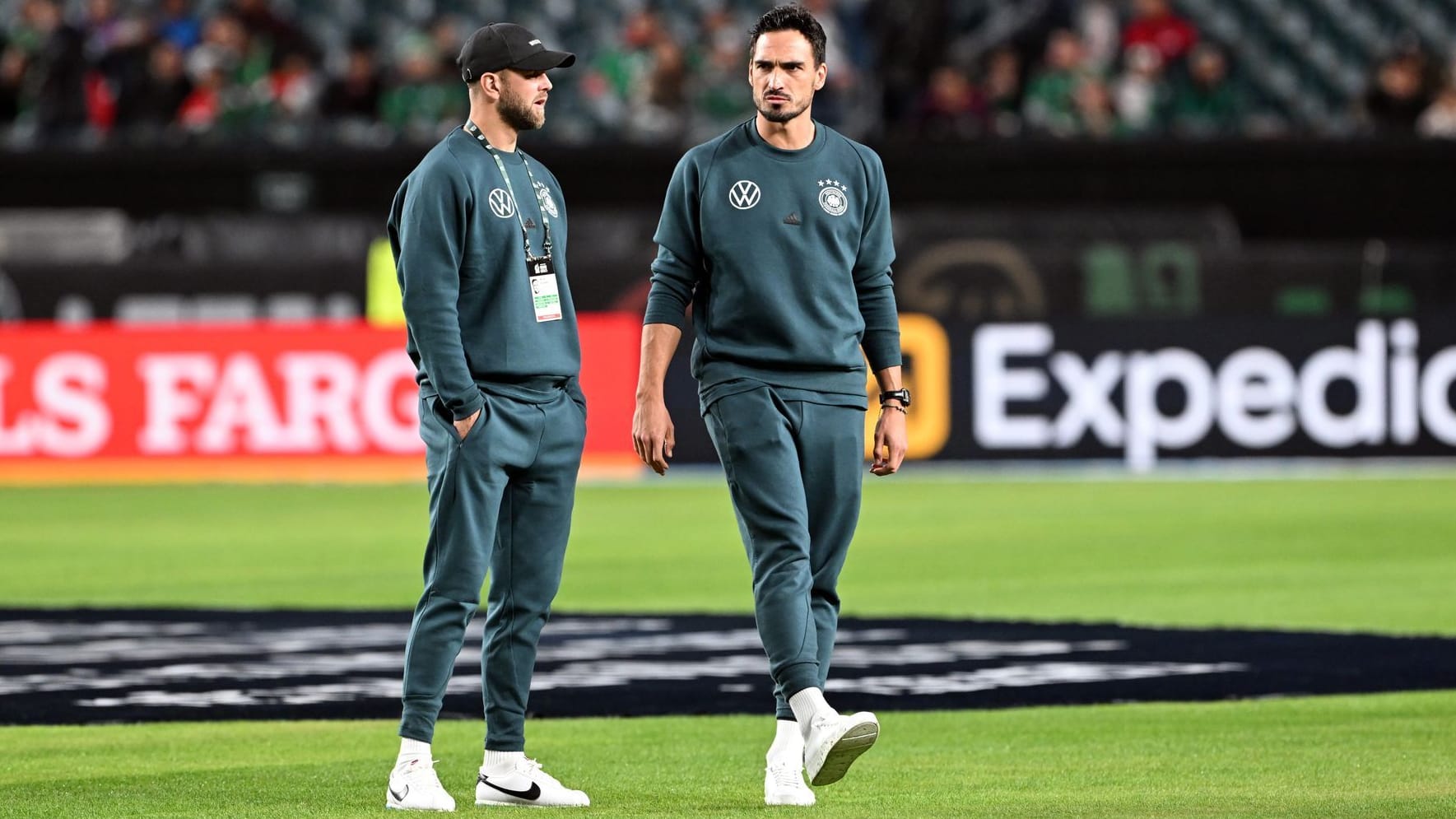 Lincoln Financial Field in Philadelphia: Deutschlands Mats Hummels (re.) und Niclas Füllkrug stehen vor dem Spiel auf dem Rasen.