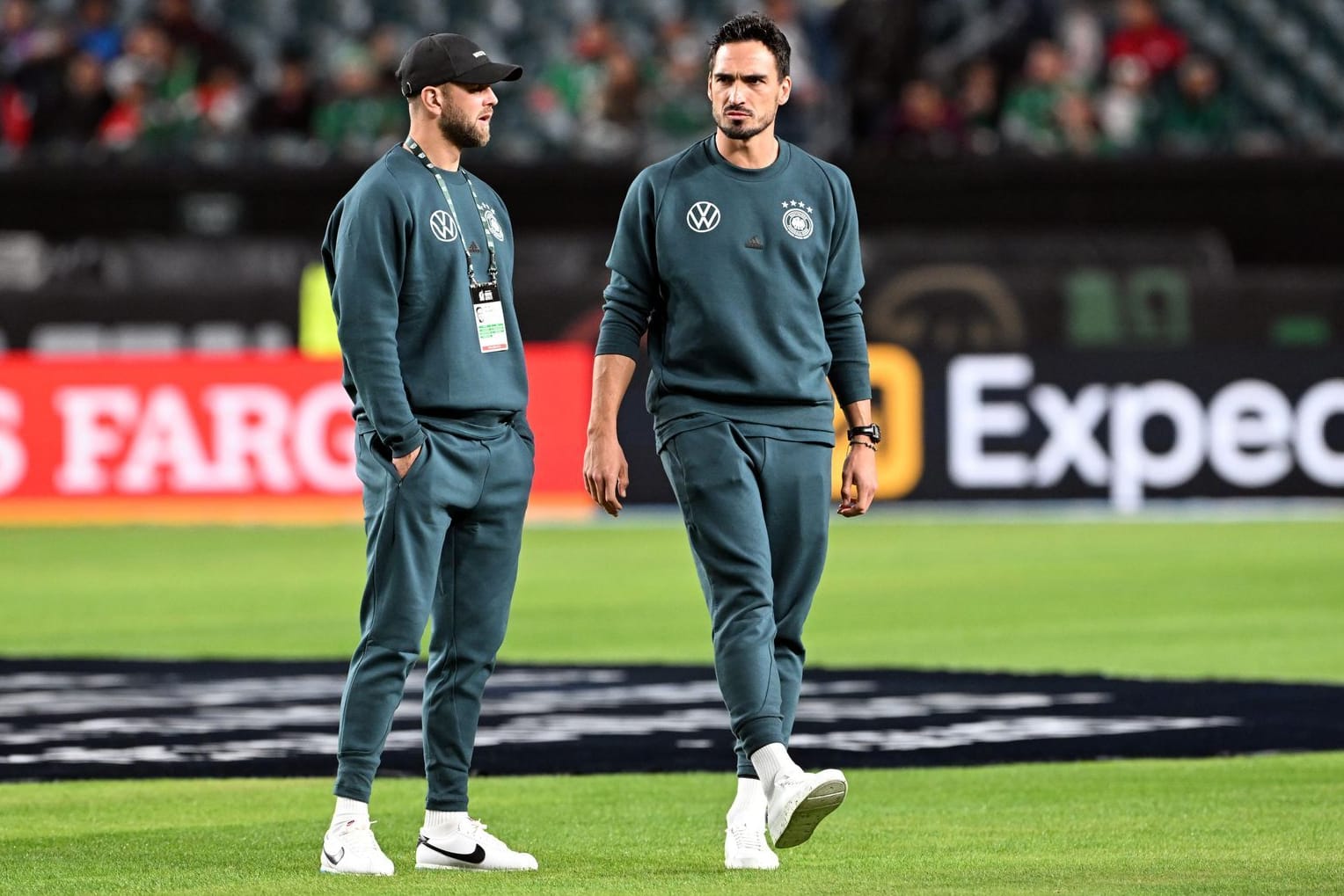 Lincoln Financial Field in Philadelphia: Deutschlands Mats Hummels (re.) und Niclas Füllkrug stehen vor dem Spiel auf dem Rasen.