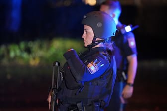 Tödliche Schüsse in Fürth: Die Polizei hat zwei leblose Menschen in einer Wohnung gefunden.