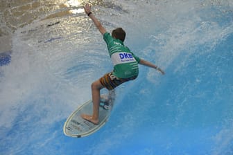 Ein Junge reitet auf einer Welle (Symbolbild): In einer Surfhalle in Berlin-Lichtenberg trat Chlorgas aus.