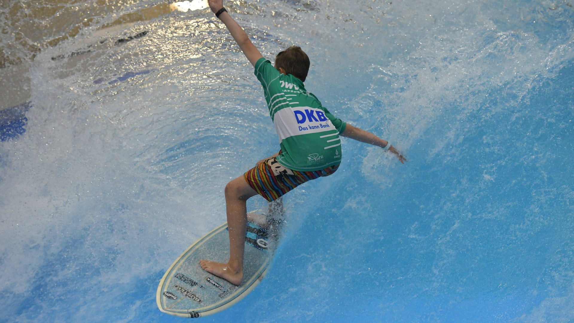 Ein Junge reitet auf einer Welle (Symbolbild): In einer Surfhalle in Berlin-Lichtenberg trat Chlorgas aus.