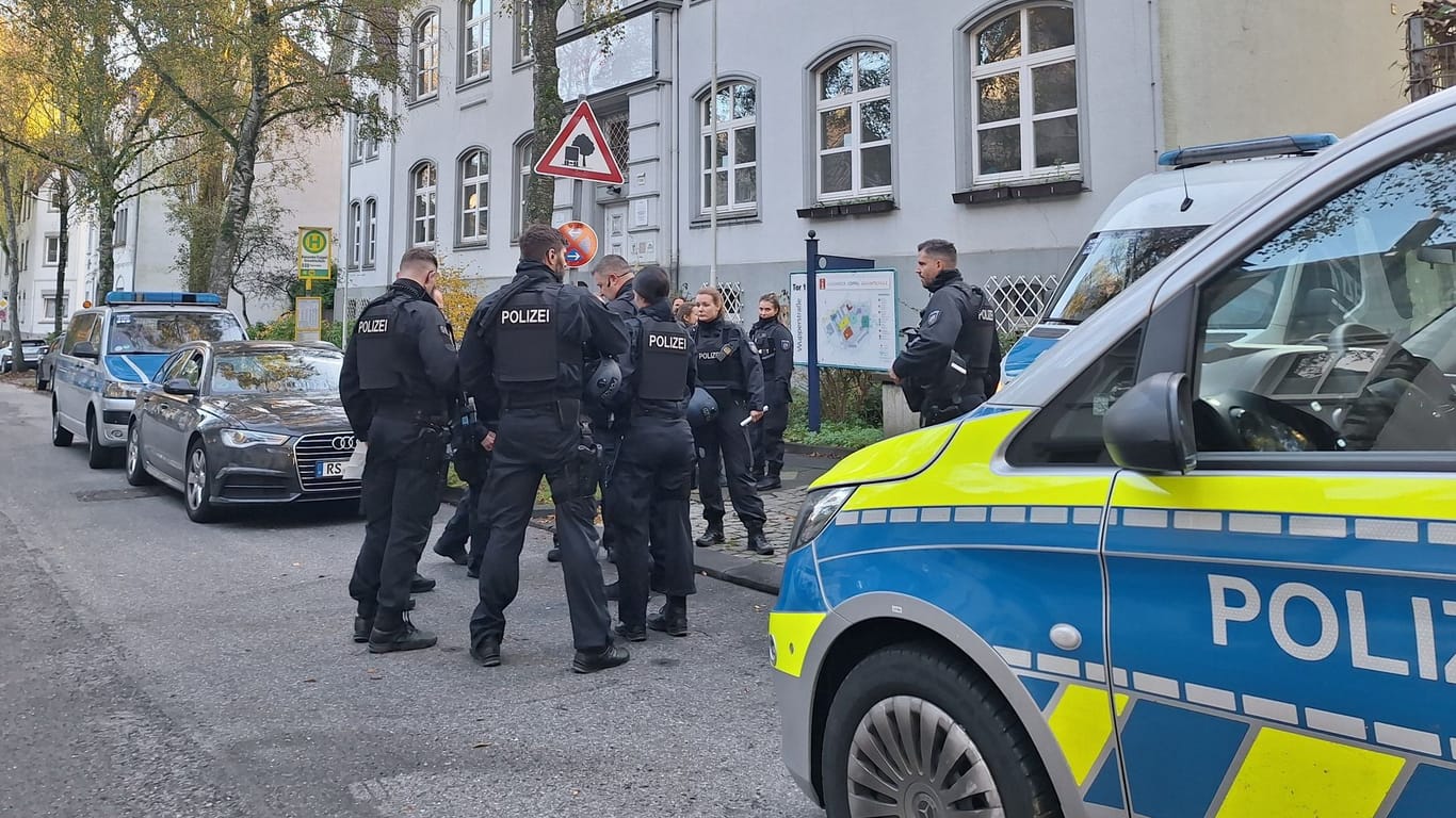 Solingen: Nach Bombendrohungen gegen mehrere Schulen in Nordrhein-Westfalen prüfen die Polizeibehörden einen möglichen Zusammenhang.