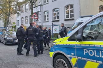 Solingen: Nach Bombendrohungen gegen mehrere Schulen in Nordrhein-Westfalen prüfen die Polizeibehörden einen möglichen Zusammenhang.