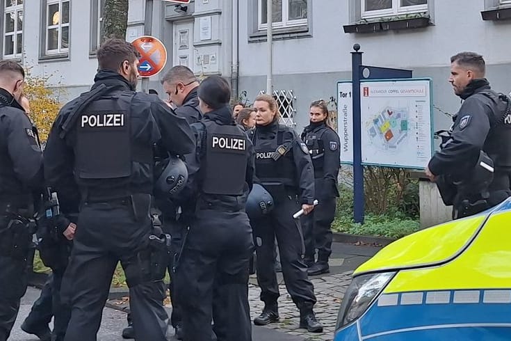 Solingen: Nach Bombendrohungen gegen mehrere Schulen in Nordrhein-Westfalen prüfen die Polizeibehörden einen möglichen Zusammenhang.