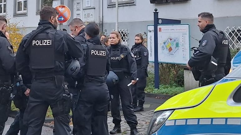 Solingen: Nach Bombendrohungen gegen mehrere Schulen in Nordrhein-Westfalen prüfen die Polizeibehörden einen möglichen Zusammenhang.