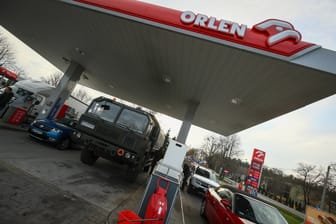 Eine Orlen-Tankstelle in Polen (Archivbild): Hier ist Tanken gerade besonders günstig.