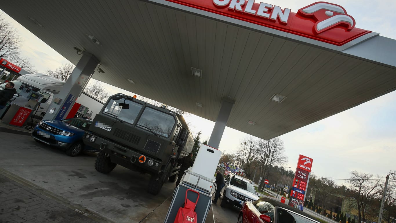 Eine Orlen-Tankstelle in Polen (Archivbild): Hier ist Tanken gerade besonders günstig.