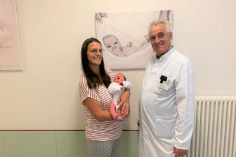 Luisa Keech mit Baby Henry und Chefarzt Dr. Mathias Uhlig: Henry kam mit einem Geburtsgewicht von über 5 Kilogramm auf die Welt.