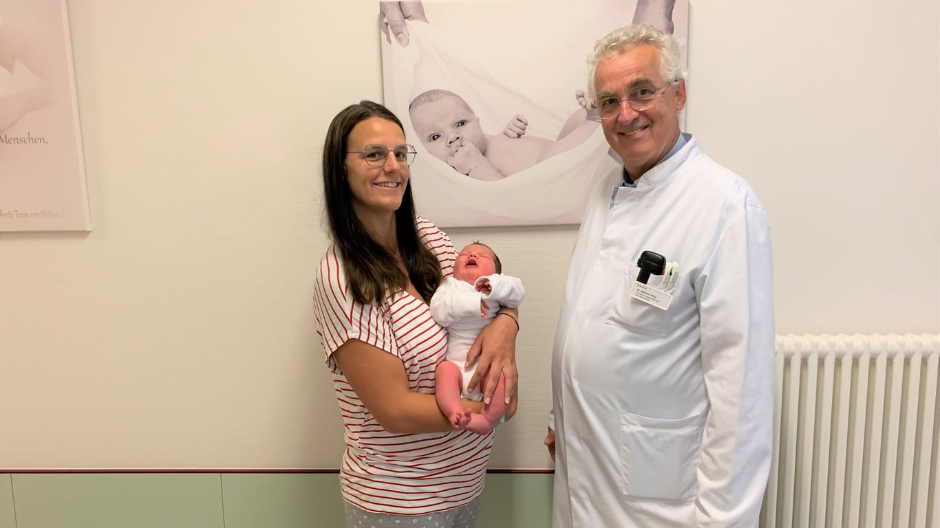 Luisa Keech mit Baby Henry und Chefarzt Dr. Mathias Uhlig: Henry kam mit einem Geburtsgewicht von über 5 Kilogramm auf die Welt.