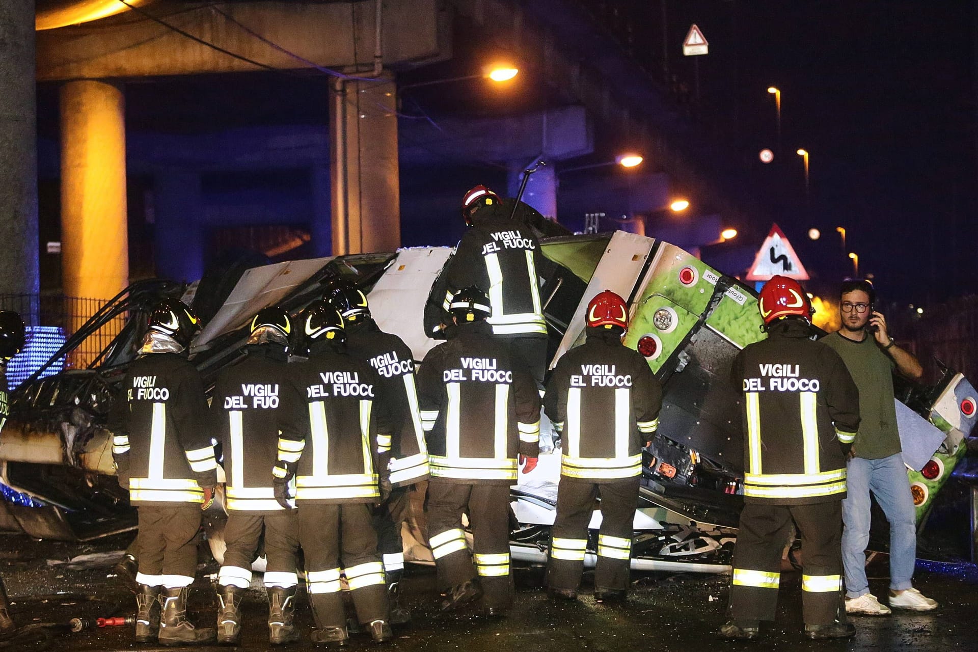 Feuerwehrleute bei der Bergung von toten und verletzten aus dem Buswrack.