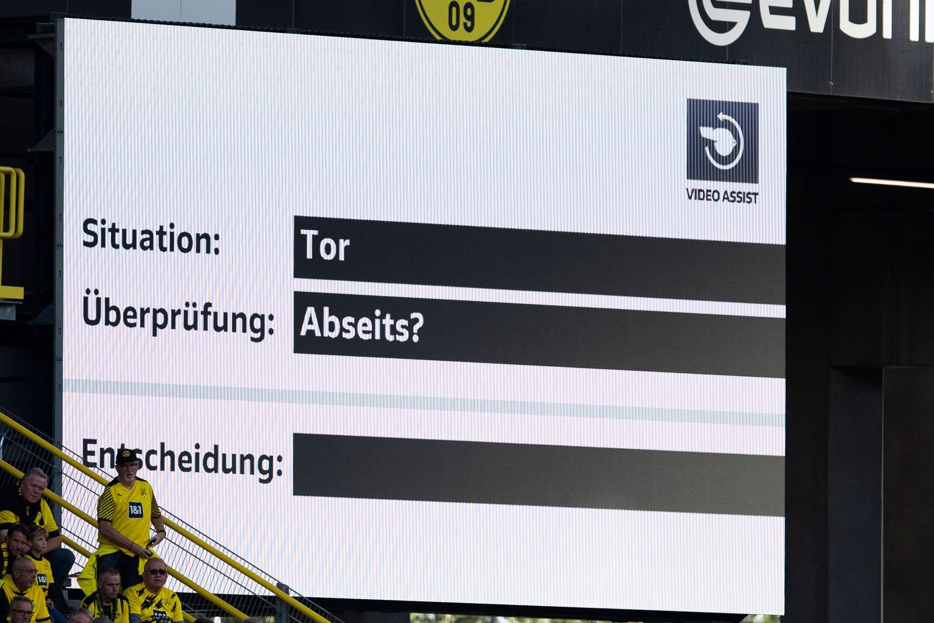 Videoscreen bei VAR-Einsatz im Stadion: Der DFB möchte bei den Entscheidungen mehr Transparenz schaffen.