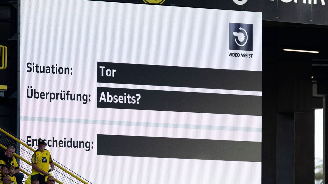 Videoscreen bei VAR-Einsatz im Stadion: Der DFB möchte bei den Entscheidungen mehr Transparenz schaffen.