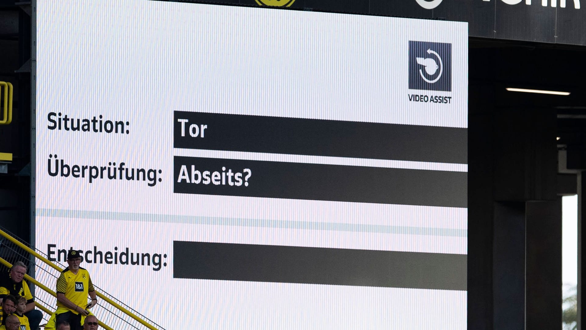 Videoscreen bei VAR-Einsatz im Stadion: Der DFB möchte bei den Entscheidungen mehr Transparenz schaffen. Videoscreen bei VAR-Einsatz im Stadion: Der DFB möchte bei den Entscheidungen mehr Transparenz schaffen.