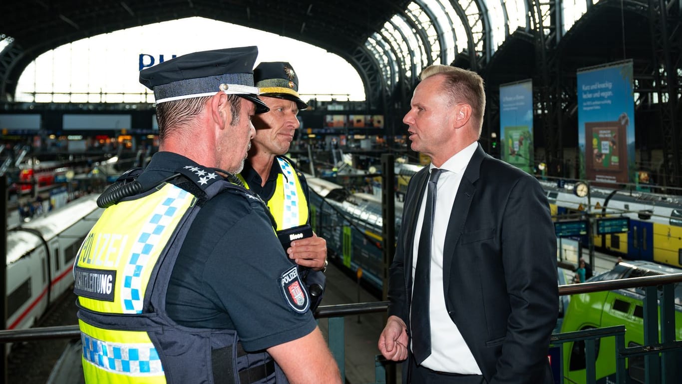 Hamburgs Innensenator Andy Grote (SPD) im Gespräch mit Polizisten: Eine neue App soll die Sicherheit erhöhen.
