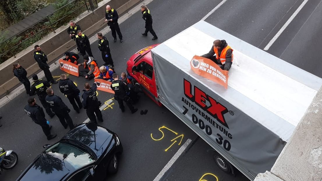 Lkw-Blockade auf der A100: Ein Mitarbeiter der Autovermietung musste zum Blockadeort kommen.